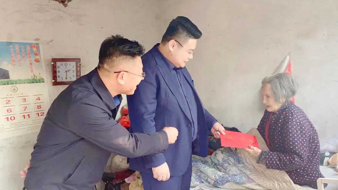 夕陽(yáng)無(wú)限好，敬老情更濃——東岳機(jī)械走訪百歲老人